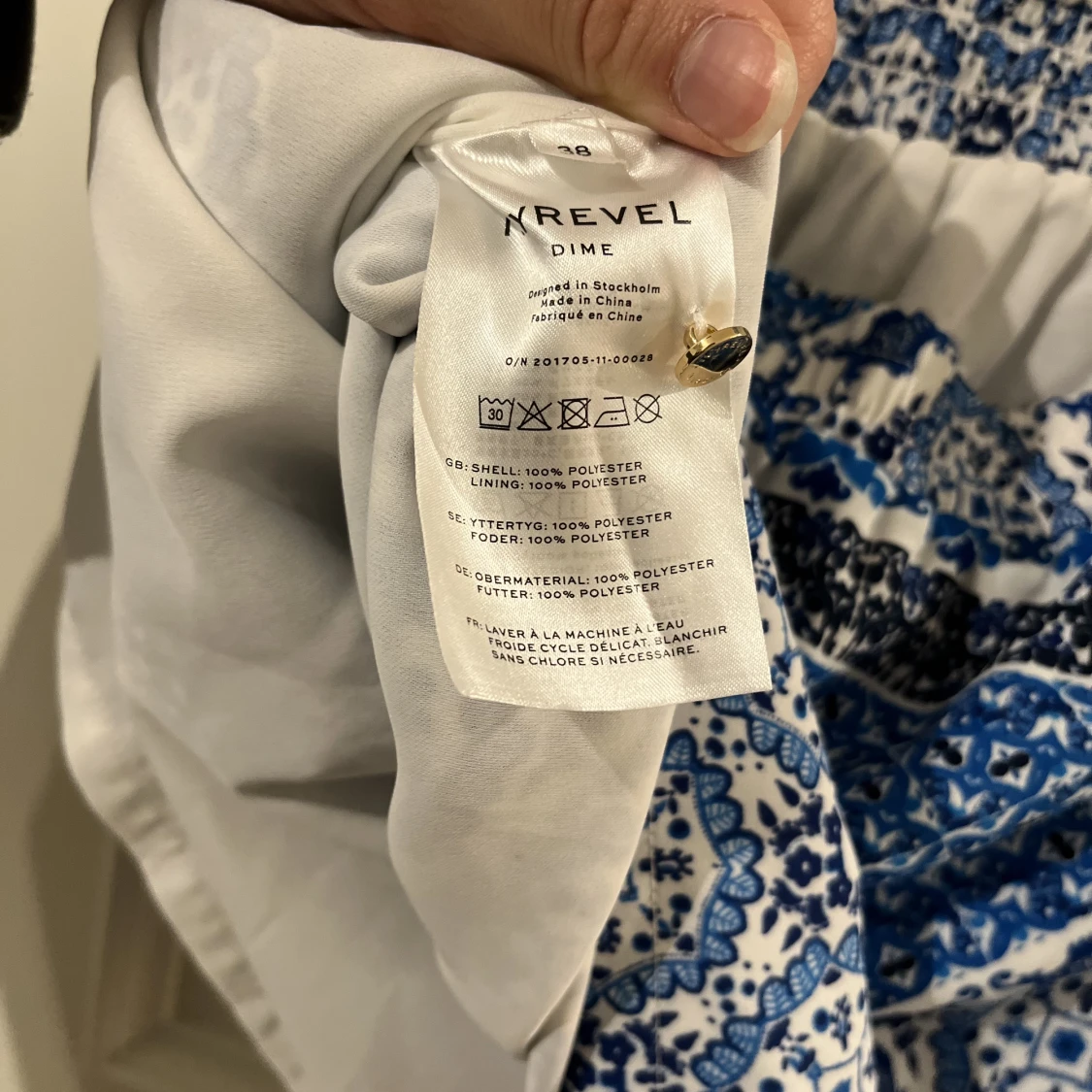 Härlig blå och vit mönstrad klänning  - 91