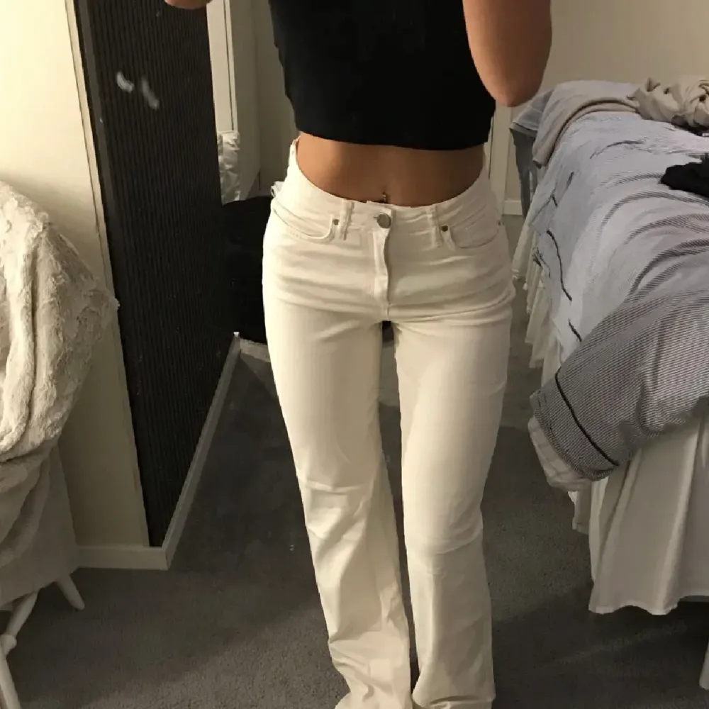 Straight jeans ,vita jeans ,stretchiga och skönt material! Högmidjade .Jag är 1,64 ,säljer pga för mycke jeans . Jeans & Byxor.