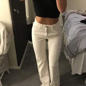Straight jeans ,vita jeans ,stretchiga och skönt material! Högmidjade .Jag är 1,64 ,säljer pga för mycke jeans 