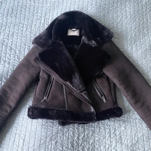 Oanvänd vinterjacka - Supervarm och mjuk vinterjacka, helt oanvänd. (Tog bara bild i den)  Den har det fluffiga materialet på insidan, även i armarna, så den är väldigt varm. Storlek S. (Nypris 629kr)