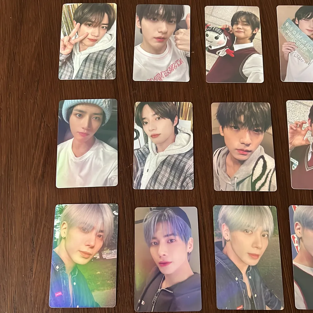 Txt photocards + new jeans Haerin   Alla bra skick  OBS ENDAST HAERIN ÄR OFFICIAL ALLA ANDRA KOMMER FRÅN ETT SET JAG KÖPTE PÅ EN KPOP STORE  första raden 55kr Andra raden 50kr  Tredje raden 40kr  Skriv för fler bilder pris kan eventuellt diskuteras. Övrigt.