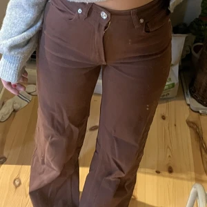 Bruna jeans - Säljer dessa bruna jeans från hm, några år gamla, har använt några gånger men annars har dom bara legat i garderoben. Dom är alltså i bra skick bara lite skrynkliga nere på benen😅