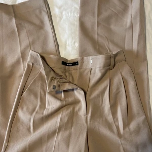 Biega kostym byxor  - Biega kostym byxor från bikbok. De är wide leg alltså lite pösiga. I strl 36/s . Säljer pågrund av att de inte passar mig längre 