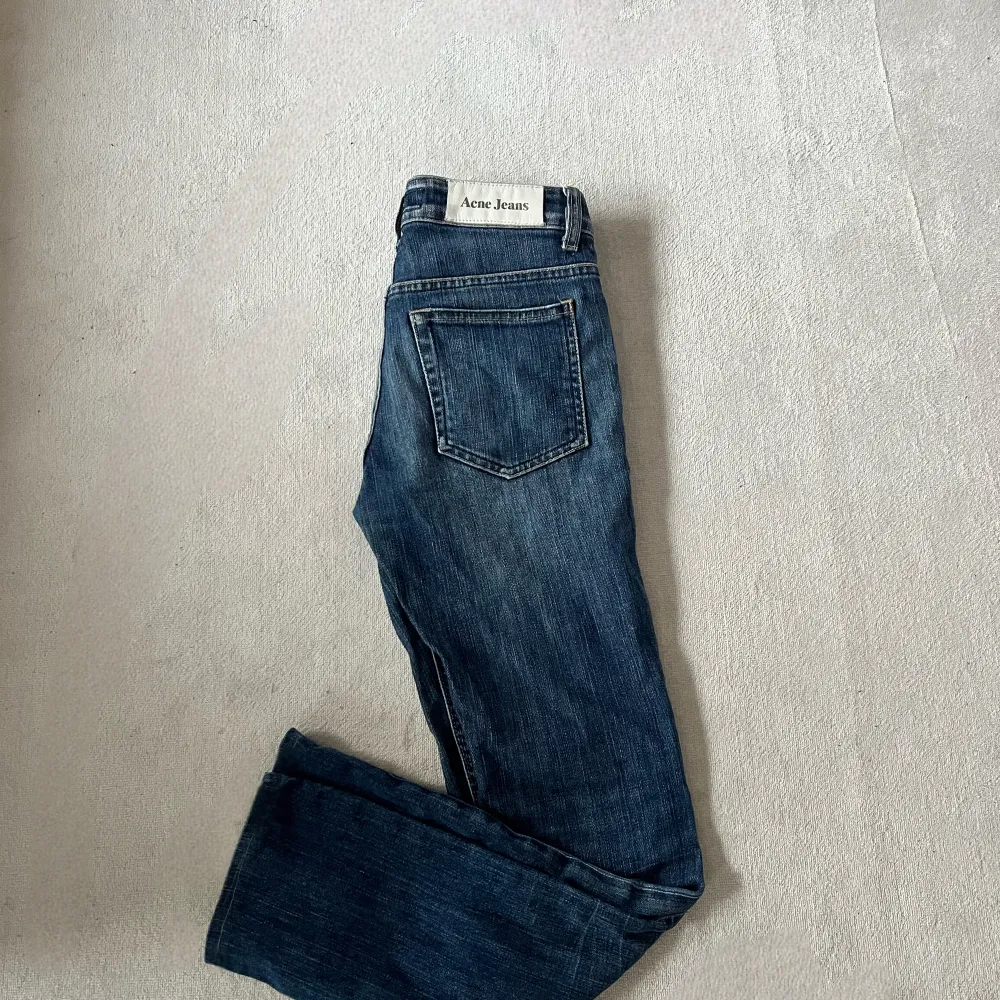 Jeans från Acne i storlek 25/32. Jeans & Byxor.