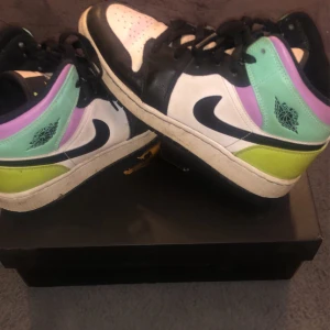Jordan 1 mid - Säljer mina jordans pågrund av att de inte kommer till andvändning❣️äkta och bra skick i storlek 37,5.skriv vid funderingar💕🙌