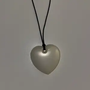Halsband med hjärta 🪩🎀🤍