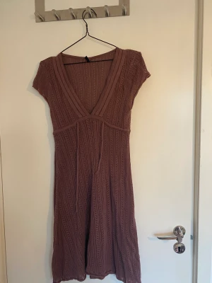 Stickad sommarklänning - Stickad klänning i jättefin gammalrosa färg, i bra skick. 