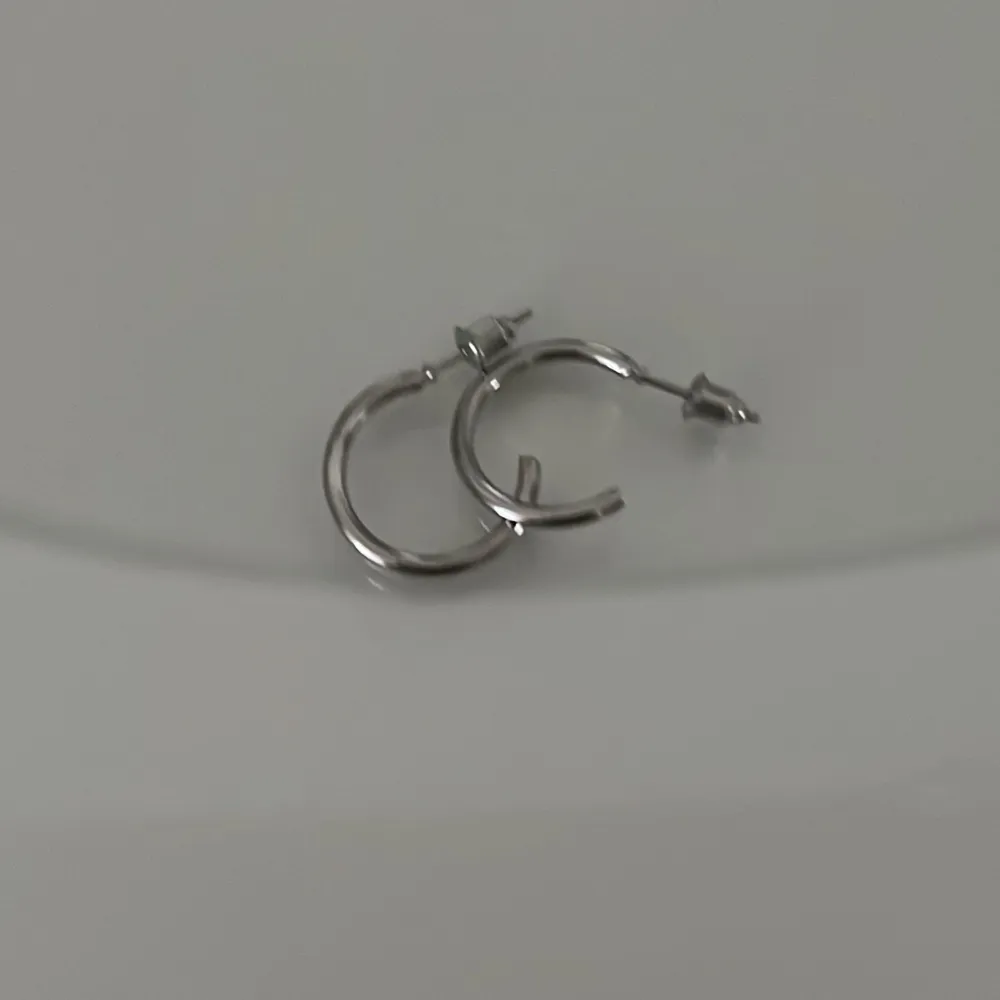 Jättefina örhängen som tyvärr inte kommer till användning, de är endast testade på silver hoops 25kr st eller 50 för båda . Accessoarer.