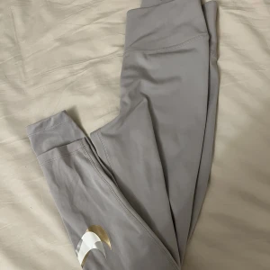 Nike tights  - Helt nya tights ifrån Nike. Aldrig använda 