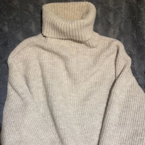 stickad tröja  - supermysig stickad tröja från h&m i storlek xs, inte anvönd mycket, skriv privat för fler ❤️ pris kan diskuteras vid snabb affär ! 