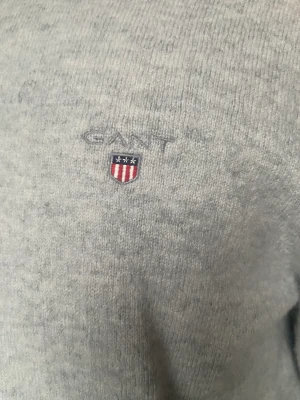 Gant lammullströja strl M - Grå Gant Lammulltröja 9/10 skick. Varm och bra till vintern. 