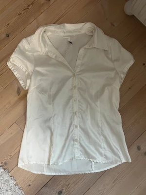 Satinblus  - Kortärmad satinblus från Cubus i storlek 40, men liten i storlek så passar 38. 