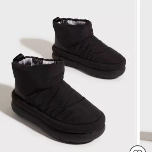 UGG Maxi Mini - Fluffiga uggs köpta förra året. Sparsamt använda så endast lite smutsig sula vilket jag rengör innan försäljning.  Riktigt varma och vattentäta!❤️ köpta för 2199 kr. Storlek 40 vilket är min vanliga, brukar dock ha 39 i alla andra uggs. Lite mittemellan 