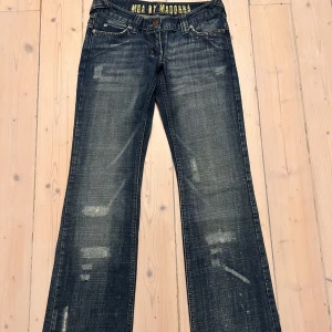 As snygga jeans!! - Super snygga lågmidjade jeans som tyvärr inte passade mig!! Helt oanvända, blåa lågmidjade med lite slitningar och coola fickor❤️ mått: midjemått (tvärsöver): 36cm Innerbenslängd: 84cm 