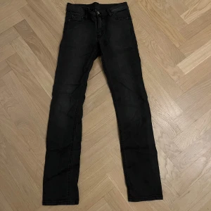 Mörkgråa raka jeans  - Nästan oanvända. Inget slitage. Mörkgrå. 
