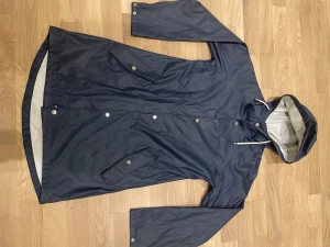 Regnkappa i storlek s - Famkalla i storlek s men kan även användas av en som bär m Djur och rökfri hem 