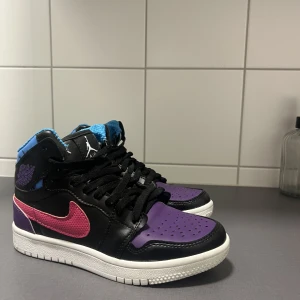 Skor - Ett par färg glada skor som aldrig används, super fina och varma! Storlek 38 🩷