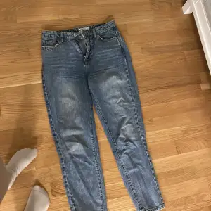 Blå jeans från Gina. Inte mycket använda. Säljes pga utväxt storlek🩷