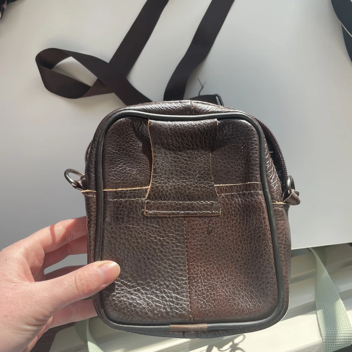 Liten brun axelremsväska  - 91