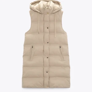 Väst zara  - Jätte fin populär väst från Zara i färgen beige. Fint skick och Inge defekter. Skriv privat för frågor och fler bilder?🤍nypris 559kr