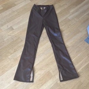 Skin byxor  - Dem är fåtal använda och dem är bruna