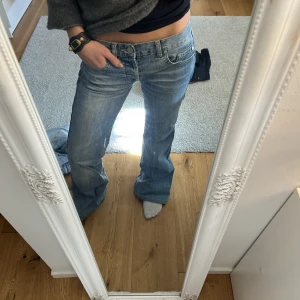 Ljusblå lågmidjade jeans  - As snygga lågmidjade jeans!!🙌🏼🙌🏼🙌🏼 Innerbenslängden- 77cm  Måttet rakt över midjan- 37cm