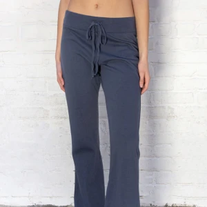 Brandy yogapants - (Använder inte köp nu❤️)Intresse koll på mina fina yogapants 🌟 eftersom jag älskar dessa så mycket har jag köpt ytterligare ett par och behöver inte två! Har ett matchande linne ifall man önskar ett sett!! Skriv för frågor 💖