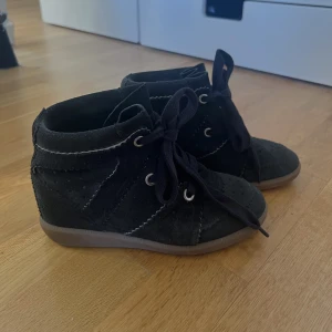 Isabel marant Bobby - Säljer mina favoritskor fårn Isabel Marant i modellen Bobby, svarta. Kommer ej till användning längre. Storlek 36, väl använda lite slitningar på mockan (se bilder). Orginal Dustbags medföljer men ej kartongen tyvärr då jag köpte dessa för länge sedan!💕