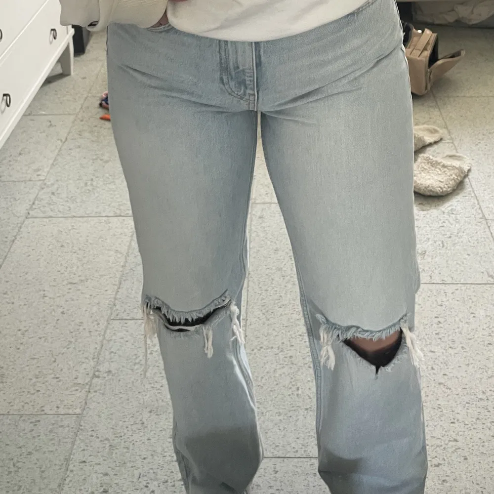 Säljer dessa Gina Tricot jeansen. Aldrig kommit till användning då jag tycker dem sitter för tajt.. Jeans & Byxor.