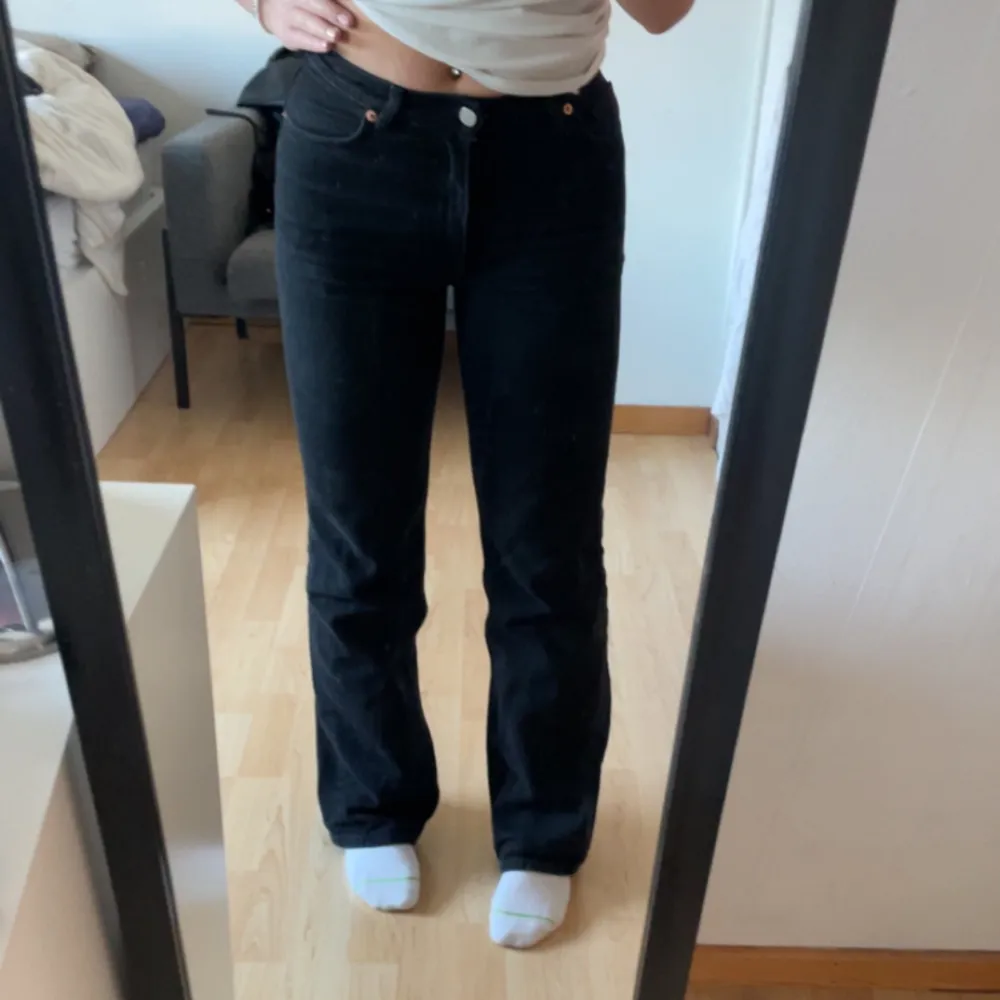 Säljer dessa svarta jeans från Monki då blivit lite för små på mig. Storlek 25🫶🏼. Jeans & Byxor.