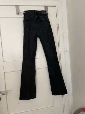 Low waist-jeans från Gina tricot storlek 32.