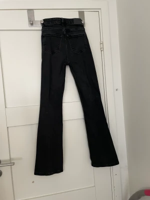 Lowwaist-jeans Gina tricot - Low waist-jeans från Gina tricot storlek 32.