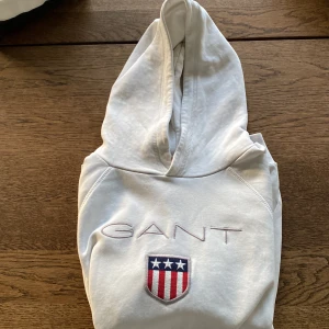 Gant hoodie - Vit gant hoodie storlek 158/164. Bra skick. Jag säljer eftersom den blev för liten för mig. 
