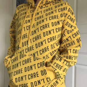 Hoodie - Lite urtvättad annars hel.