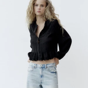 Blus - Säljer denna jätte fina svarta blusen från zara!! Endast använd 1 gång!!! Nypris:399 kr