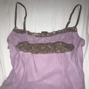 linne från urban outfitters - -urgulligt kort linne från urban outfitters, fint skick. -står storlek M men sitter mer som S. -relativt liten i bysten, passar nog inte på D-kupa eller större. -minns ej vad det kostade, men liknande linnen kostar ca 200-300.