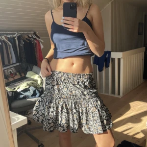 Kjol - Så fin kjol från zara! Perfekt nu till våren och sommaren! Storlek S🥰