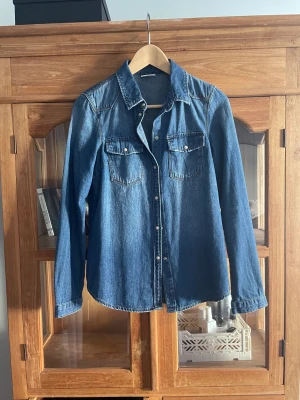 Jeansskjorta - Jeansskjorta i storlek xs, jättebra skick💖