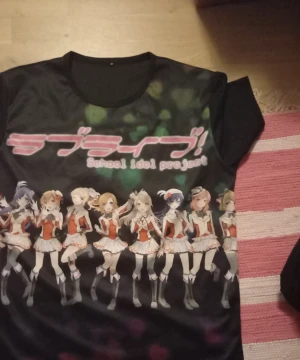 Love live t-shirt - Bara använd en gång fint skick och katt finns i hemmet men rollar av innan jag skickar.