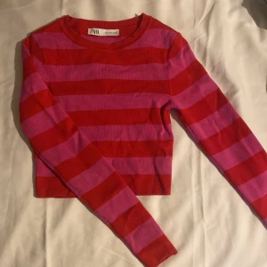 Randig tröja  - Säljer en randig tröja/topp från Zara som är använd 1 gång. Inga skador eller något annat. 