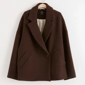 Brun kappa  - Säljer min bruna kappa i kortare modell. Så fin och i mycket bra skick. Frakt tillkommer. Storlek XS, men oversized modell. 