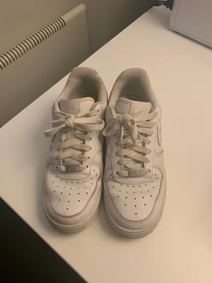 Airforce 1  - Vita Airforce 1, finns tecken på användning men i mycket bra skick. Storlek 38.5. Frakt tillkommer 