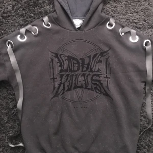 Killstar hoodie - Slutsåld killstar hoodie som kostar runt 750kr, är strl xs men passformen är oversized så sitter som en L :) det är bara skriva för fler bilder eller frågor <3