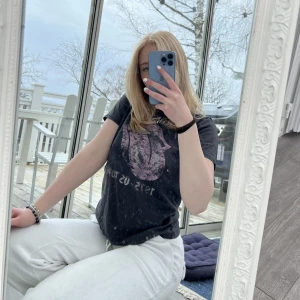 Roling Stones T-shirt  - En Rolingstones T-shirt i en urtvättad modell :) 💕💕💕 Betal via Swish, kund står för frakt:) Mötas: Linköping, Motala, Borensberg💕