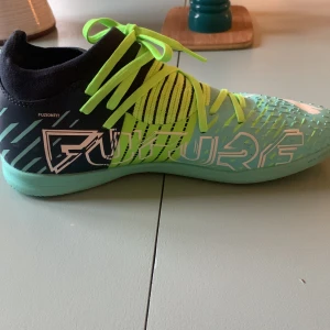Inne/futsalskor puma future  - Puma skor som fungerar till alla innesporter dom är använda 1 gång för 1 år sedan säljer dom för att jag inte kör någon sport längre och dom är för små.