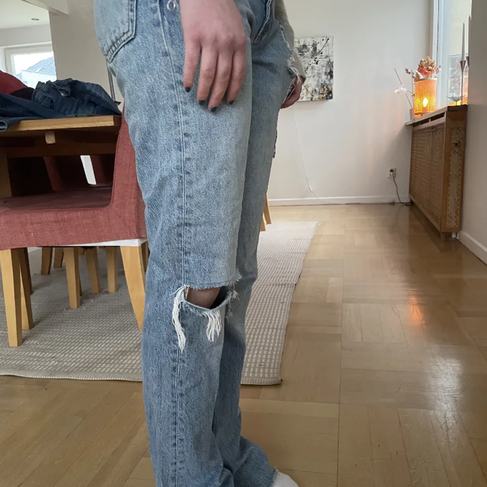 Fina jeans från zara som inte går att få tag i längre i storlek 24. Perfekt nu till våren och sommaren!!. Jeans & Byxor.