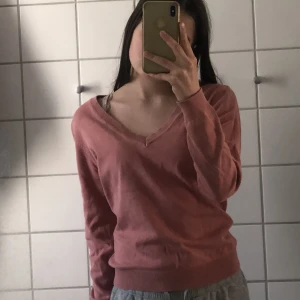 Tröja  - Säljer denna fina tröja! Perfekt att styla nu till våren med exempelvis en jeanskjol! 💕 köpt på secondhand och aldrig använd mer än till testning, köparen står för frakt 🤗
