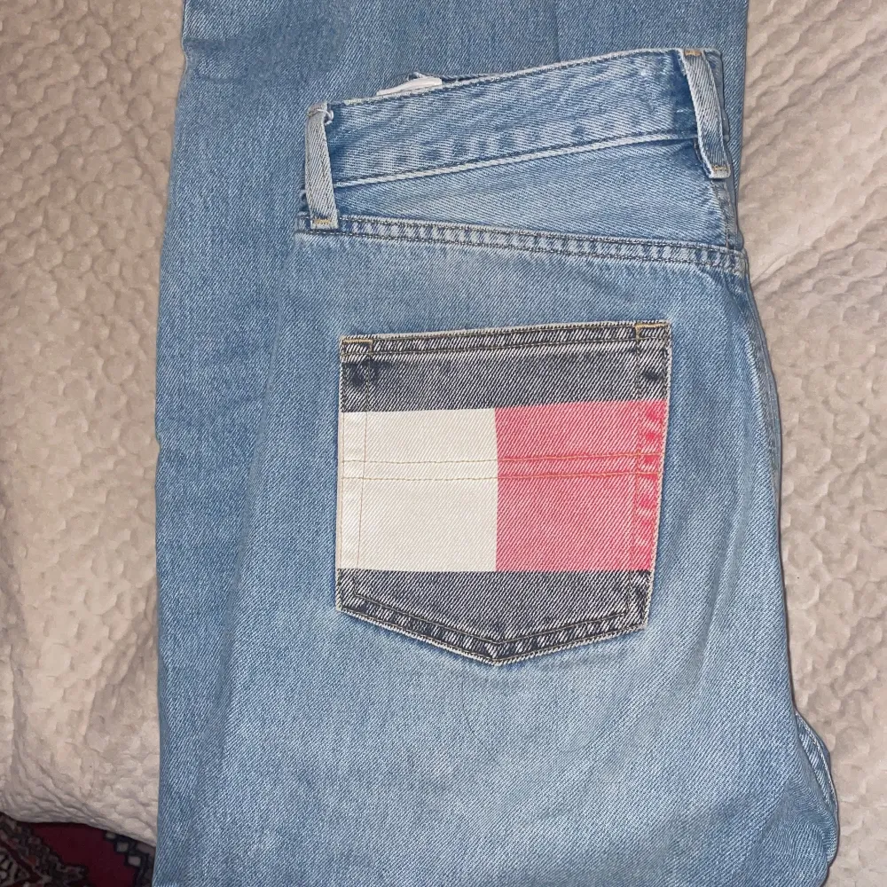 Äkta Tommy Hilfiger jeans knappt använda, så i sjukt bra skick. High rise 26/32 dvs typ S! . Jeans & Byxor.