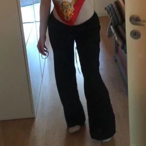 LINNEBYXOR  - Säljer mina extremt sköna och luftiga linnebyxor ifrån H&M i storlek S (svarta). Knappt använda, är 165 lång🦭💛