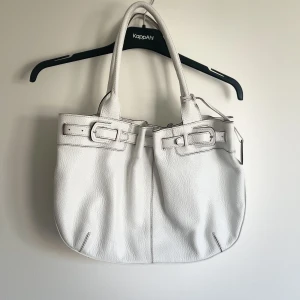 Vit väska! - Snygg vit väska! Köpt secondhand men märket är tods. Knappt använd  o känns som ny skick! Bara att fråga för fler bilder! 